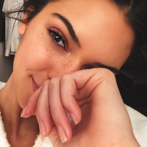Kendall Jenner bjuder på en osminkad selfie. Kendall Jenner bjuder på en osminkad selfie.
